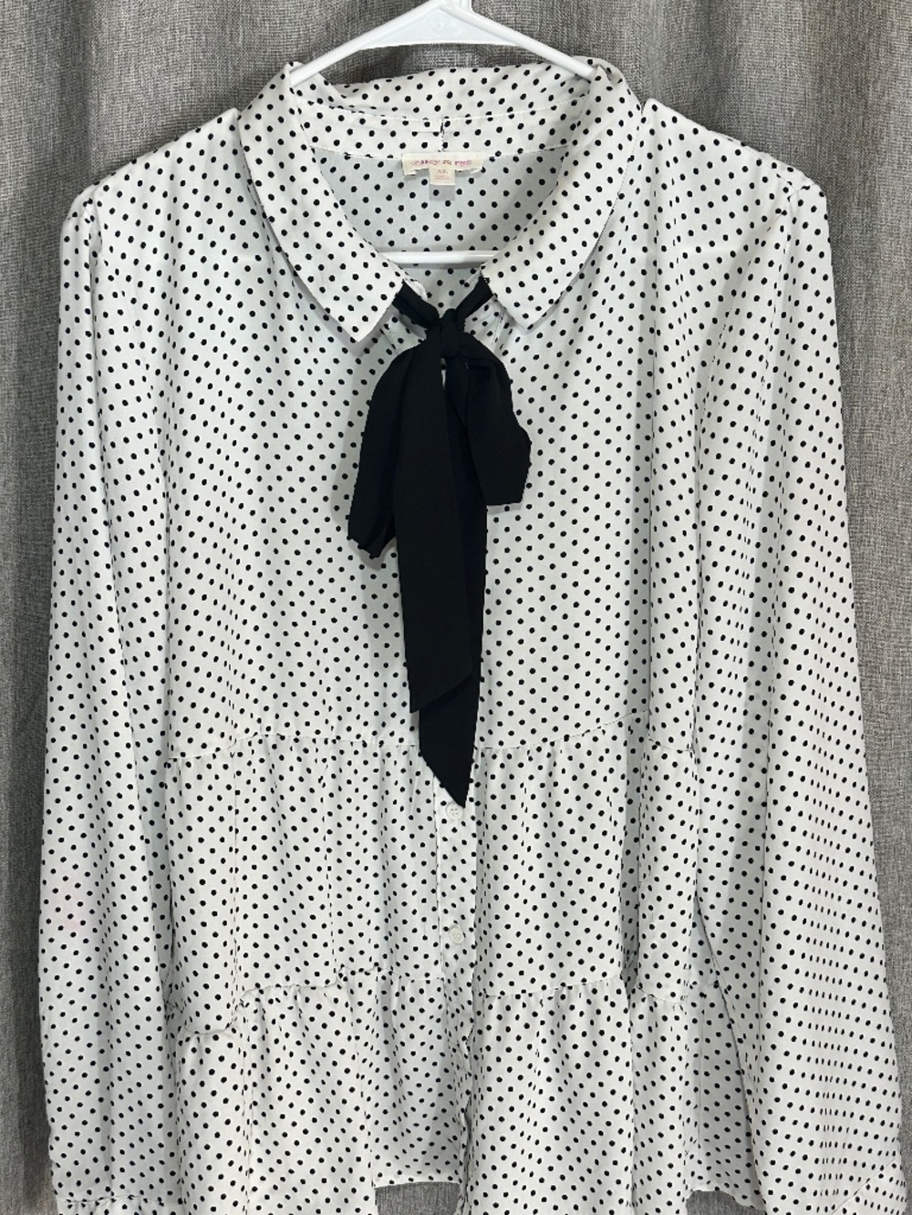 Riley & Rae Size XL White Black Polka Dot Tiered Tie-Neck Button-Down Blouse